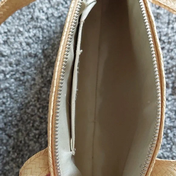 Vintage straw handbag with embroidered straw flowers - Picture 7 of 8